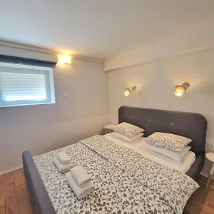 Max's Downtown Oasis Apartment